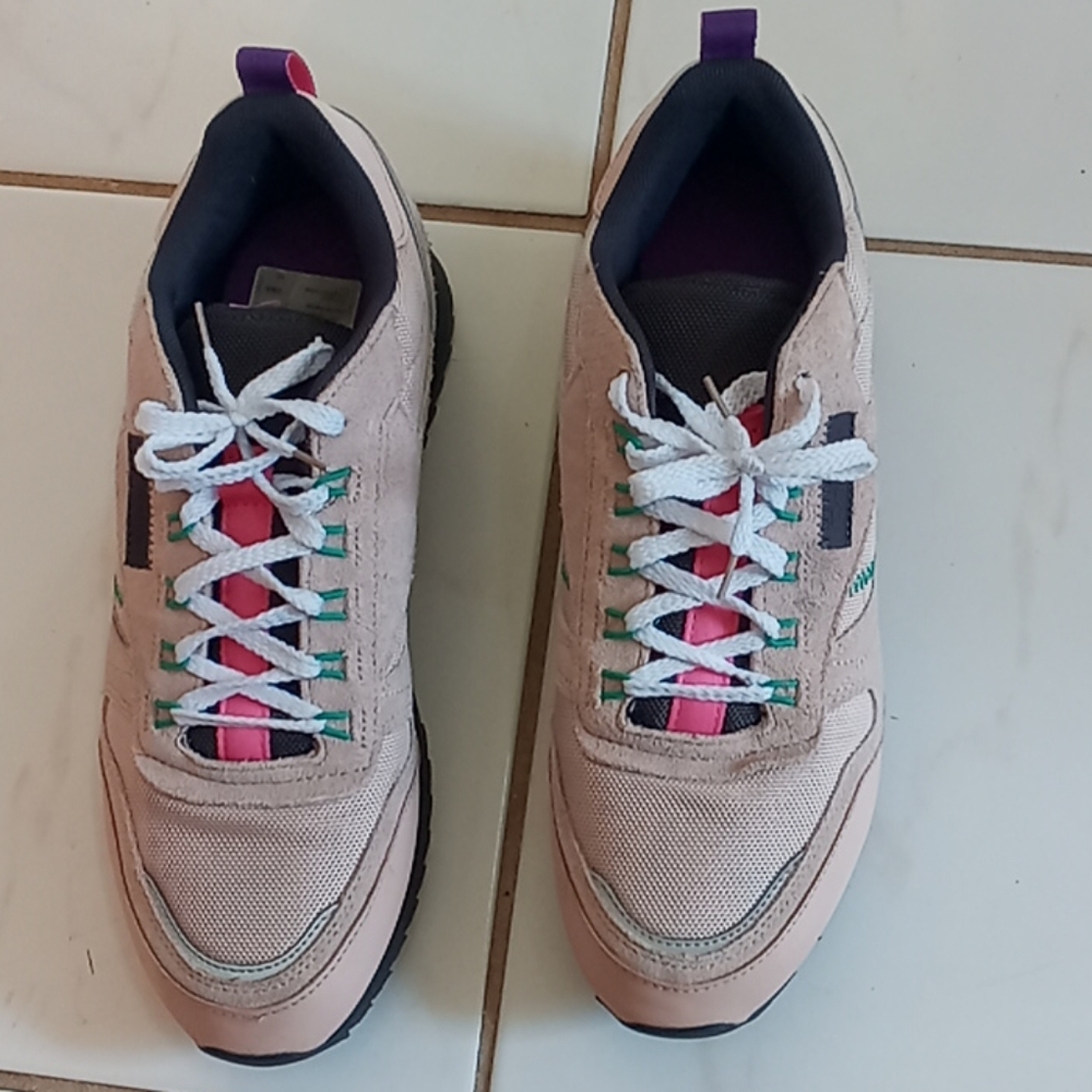 Reebok like new tan shoes